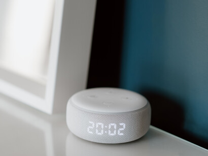 Dispositivo de assistência virtual por voz reproduz a temperatura do dia