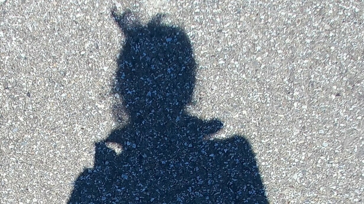 Sempre dentro casa, oltre a libri, a soprammobili, a medicine, a scatole e scatoloni un po’ ovunque, regnano sovrani su seggiole, divani, letti, i capi di abbigliamento