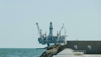 Vista de uma plataforma petrolífera perto da costa