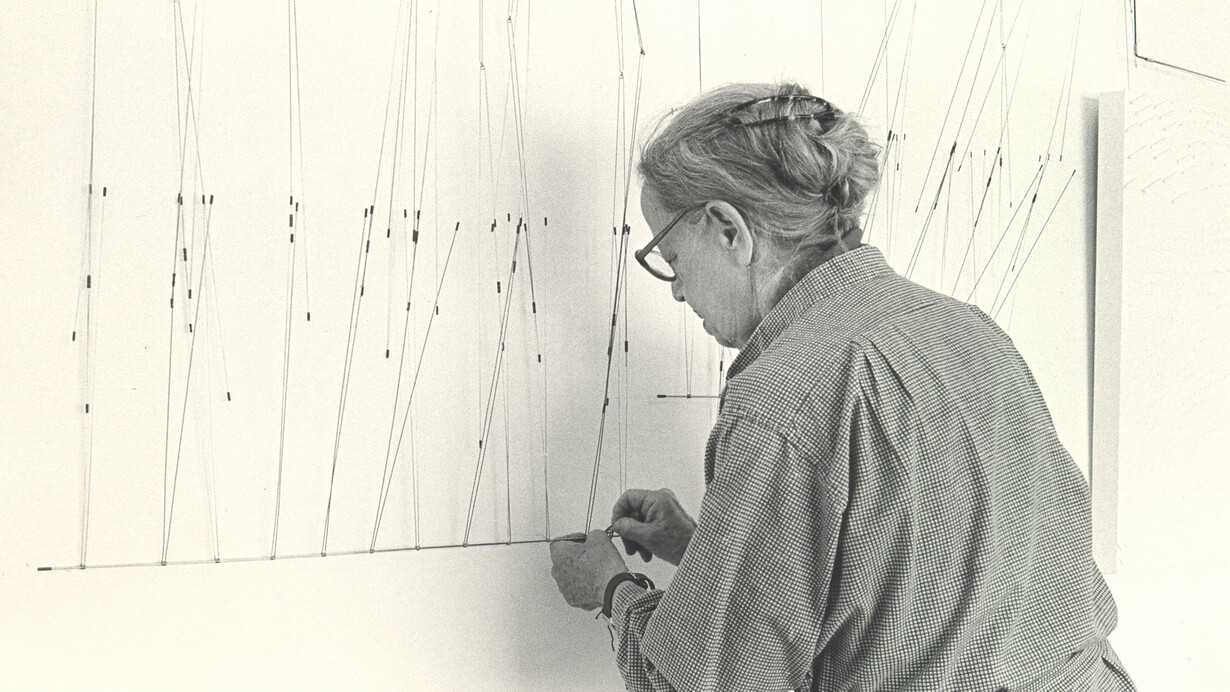 Gego in her studio, 1984, Photo: Isidro, Núñezm© Fundación Gego, Courtesy Dominique Lévy Gallery, New York / London
