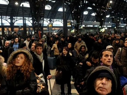 Persone in fuga verso il Meridione attendono i treni alla stazione Centrale di Milano