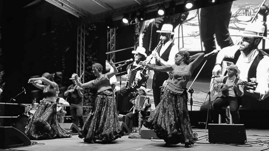 Santino Spinelli. Con la musica, con il canto e la danza gli artisti delle diverse comunità romanès esprimono i sentimenti più profondi e l’intima esigenza di evasione da una realtà spesso soffocante a causa del pregiudizio e della costante discriminazione