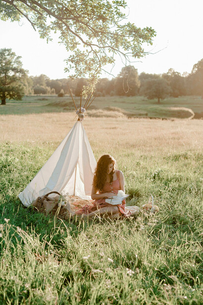 La contrainte hasardeuse requiert de recréer un poème en utilisant chaque deuxième vers des poèmes 
