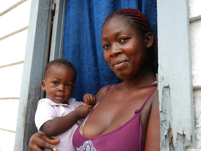 Madre con su hijo en Douala, Camerún. Foto: Javier Andrés Beltrán