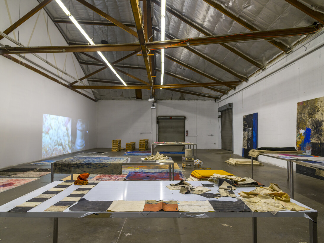 Vue de l’exposition / Exhibition view: Oscar Murillo: Distribution Center at The Mistake Room, Los Angeles, CA, 2014. Photo Credit: Joshua White/JW Pictures. Courtesy the artist and Marian Goodman Gallery, Paris