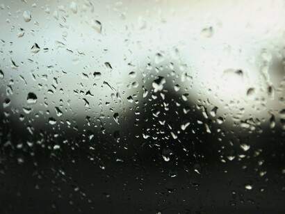 Quem não tem nada para dizer cala-se; mas era precisamente isso que sempre quis evitar: ficar calado, condenado a ouvir apenas o eco das próprias dúvidas. Idealizava o paraíso como um espaço pessoal de resistência às coisas do mundo, ao mal, à guerra, à estupidez geral