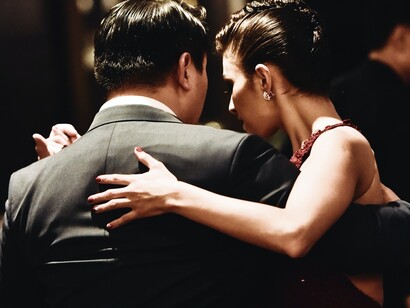 Ballerini di tango. Capitava talora di sentire il battito del suo cuore quando nella grande sala da ballo rimasta pressoché immutata dal tempo del suo splendore negli anni Cinquanta iniziava il tango