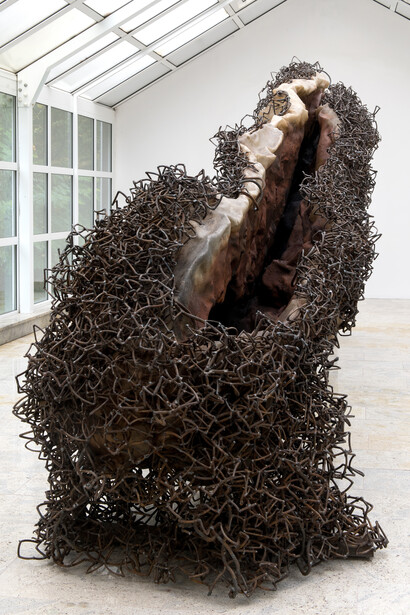 Anish Kapoor, A Blackish Fluid Excavation, 2018. Steel, resin, 150 x 140 x 740 cm. Photograph: Jacek Kucharczyk ©Anish Kapoor. All Rights Reserved SIAE, 2023. Courtesy of Fondazione Palazzo Strozzi