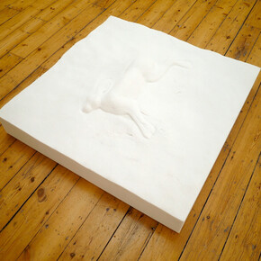 Mario Dellavedova, Lepre e manto di neve, 2014, marble sculpture, 100 x 100 x 20 cm, Courtesy the artist and Sprovieri, London  