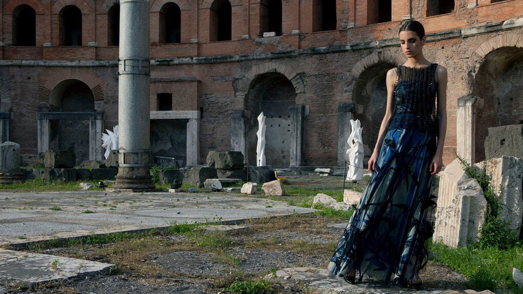 Giorgio Armani,
Collezione Privè Primavera/Estate 2015,
Abito multistrato in seta jacquard con ricamo a motivo bamboo,
Courtesy Giorgio Armani
