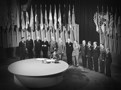 La Carta de las Naciones Unidas se firmó el 26 de junio de 1945 en San Francisco, Estados Unidos