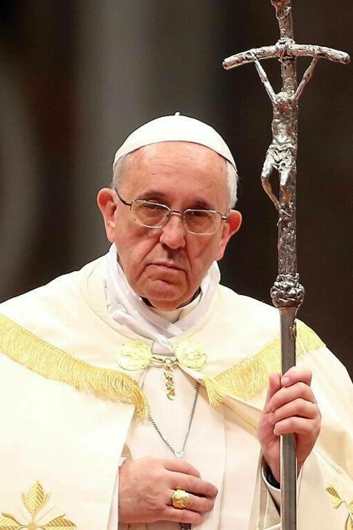 Papa Francesco con la ferula papale utilizzata da Giovanni Paolo II 