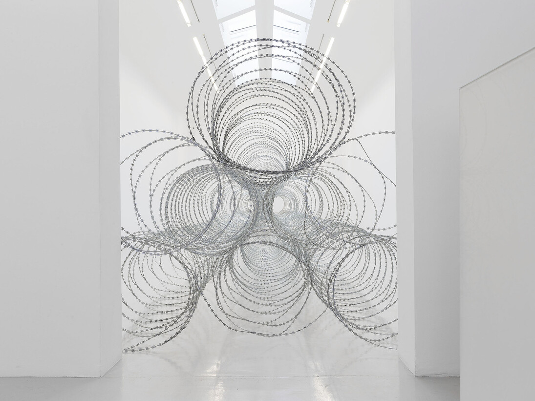 View of the exhibition Gianni Motti “Draft” Galerie Perrotin Paris from October 22 to December 19, 2015. “Draft”, 2015, razor barbed wire, Photo: Claire Dorn, Courtesy Galerie Perrotin