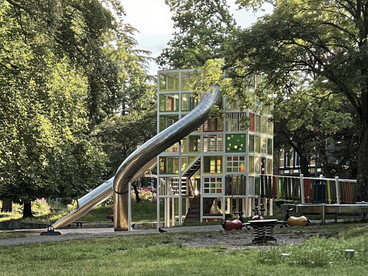 Los burgueses pedían libertad política y económica frente al Estado e Iglesia, una nueva constitución que estableciera la igualdad de derechos entre todos los ciudadanos, Estado laico, internacionalismo y justicia social. Parque Immanuel Kant de Duisburgo, Alemania