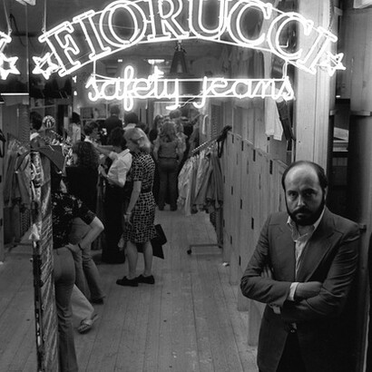 Fiorucci è stato un pioniere nel promuovere l'idea di moda democratica, accessibile e inclusiva, anticipando di decenni il concetto di fast fashion