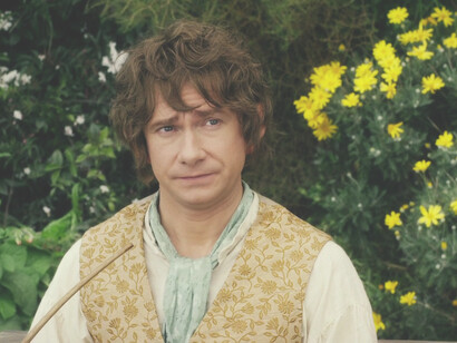 Gli Elfi, dice Tolkien, popolano i suoi racconti proprio per dimostrare la differenza che esiste tra la magia intesa come macchina e la “magia” che coincide invece con l’arte