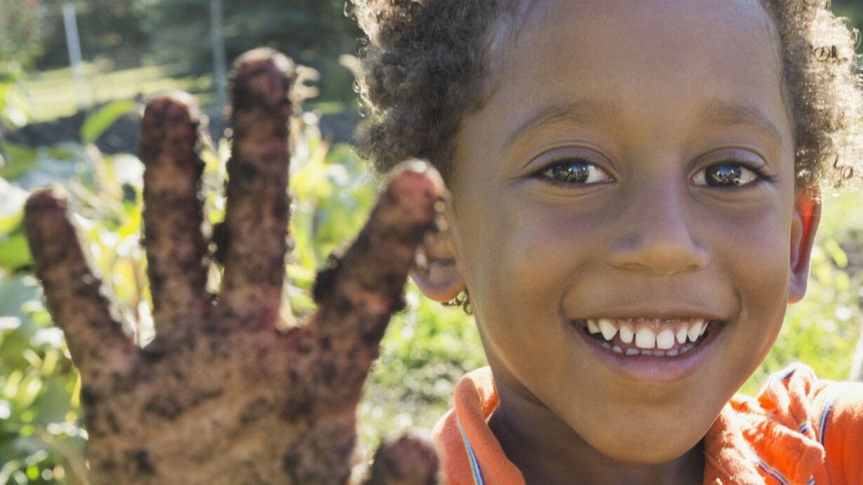 Los beneficios en la relación de los niños con la suciedad
