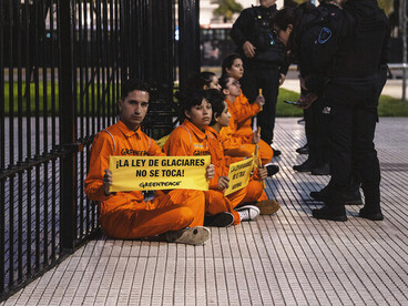Cada manifestación por los glaciares es también una denuncia contra la exclusión democrática y una afirmación del derecho del pueblo a ser escuchado. Fotografía: Pepe Mateos / Greenpeace