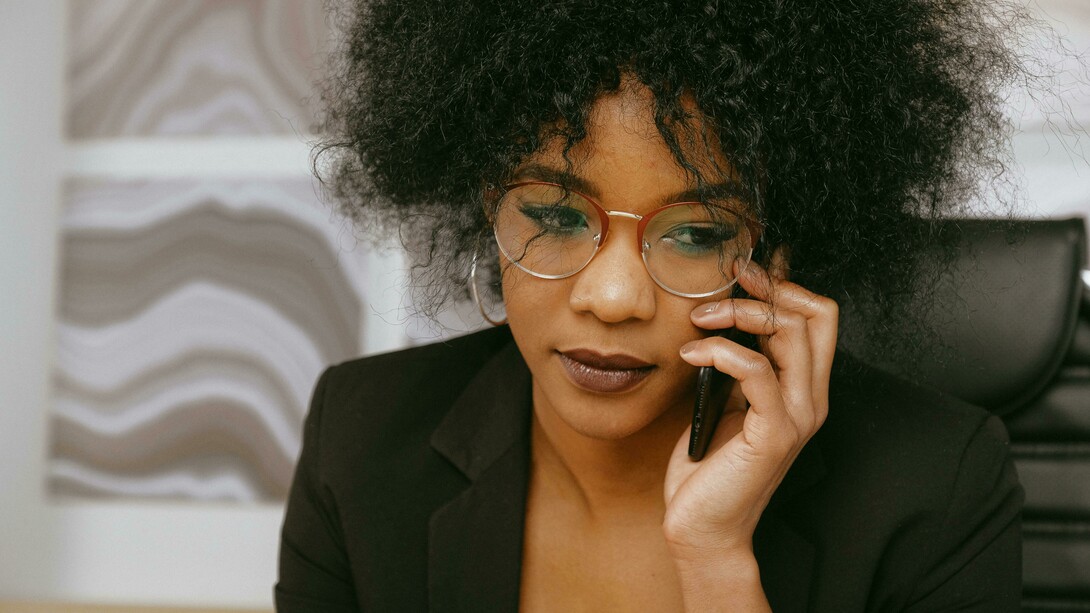 Mulher de negócios fala no telefone