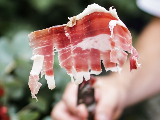 Il prosciutto crudo è il risultato di una tradizione di conservazione della carne basata su sale, tempo e condizioni ambientali controllate