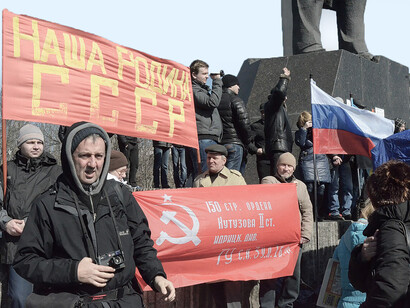 Protest against Ukrainian decommunization policies in Donetsk, 2014. The red banner reads, "Our homeland USSR"