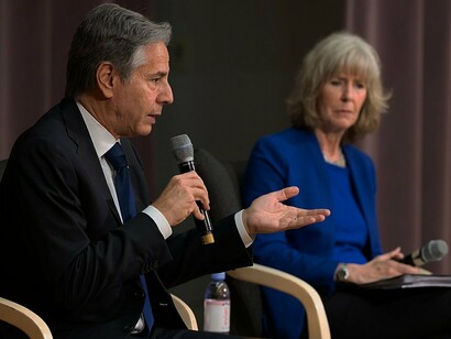 Dipartimento di Stato degli Stati Uniti d'America, Washington. Il Segretario di Stato Anthony J. Blinken e l'Assistente Segretario Maggie Nardi ad un Open Forum sul Fentanyl, luglio 2023