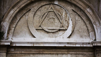 La escuadra masónica: el símbolo de esta logia que representa el equilibrio entre la materia y el espíritu