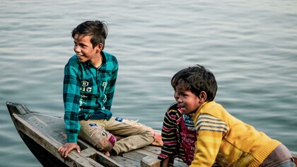 La brisa fresca los llevó a jugar junto al rio, a pescar