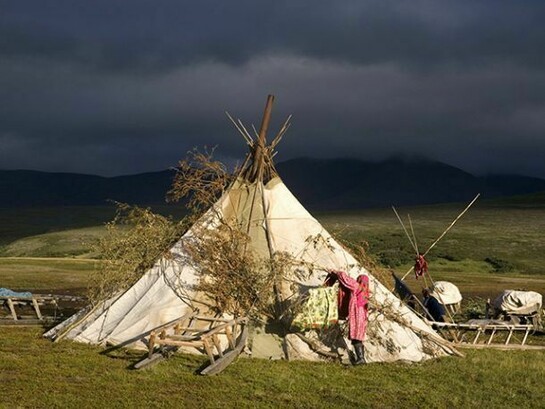 Kristina Neyva hangs up her washing to dry at a Khanty camp in the Polar Ural Mountains. Yamal, north west Siberia. (2007)