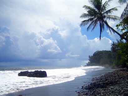 Tahiti, Polinesia Francese, spiaggia di sabbia nera. Foto di Giò Barbieri
