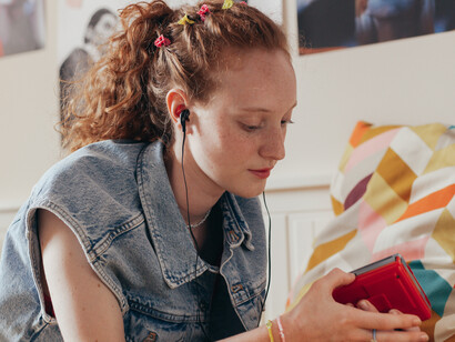 Jovem escuta música em toca fitas em 2023
