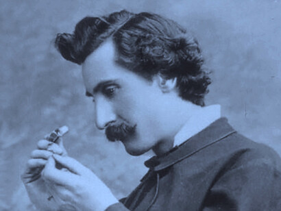 Entomólogo anglo-estadounidense Charles Valentine Riley observando un insecto