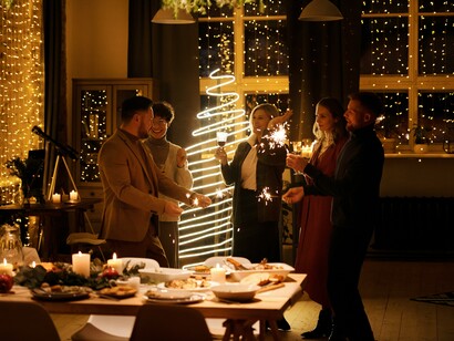 Cena di Natale. Nella notte della Vigilia di Natale, molte famiglie italiane si riuniscono per la "Cena della Vigilia" o "Cenone di Natale"