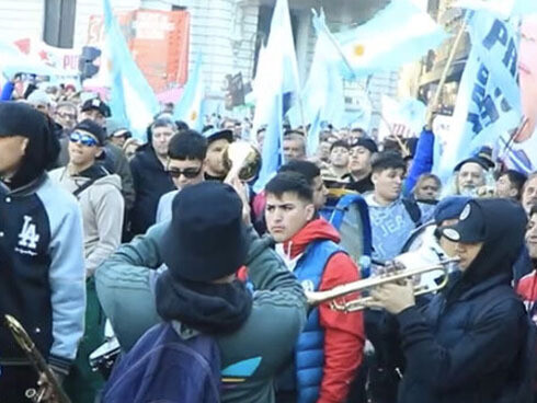 Convertir al “lawfare” en un comodín retórico debilita el Estado de Derecho en lugar de protegerlo. Movilización contra el lawfare tras la condena a Cristina Kirchner. Plaza de mayo, 19 de junio 2025, Buenos Aires , Argentina