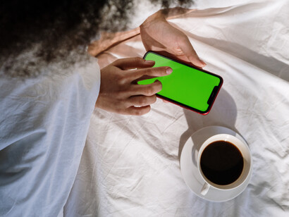 No celular, esportista toma café na cama 