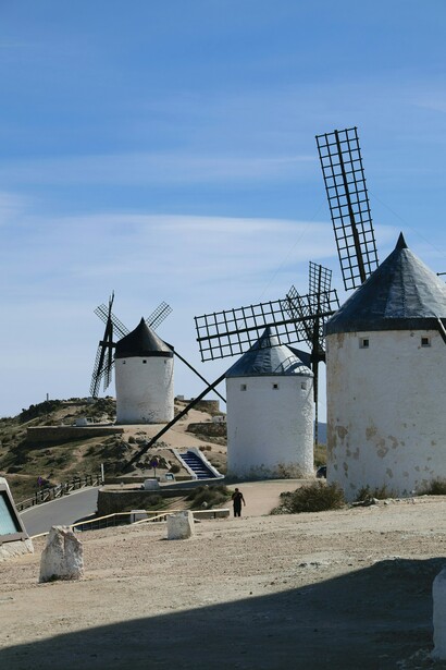 Obras como El Quijote han dejado una huella indeleble en la literatura universal, influyendo en la narrativa y el pensamiento a lo largo de los siglos. Molinos de viento en Consuegra, España