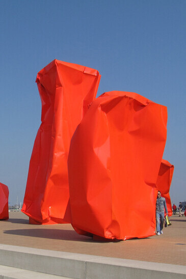 Arne Quinza.La instalación de arte público Rock Strangers, 2013