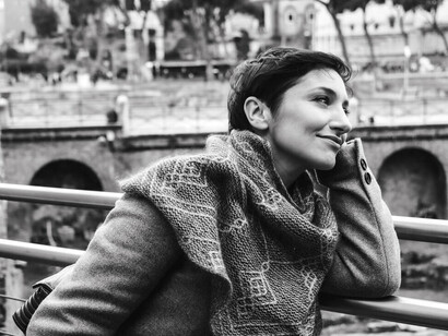 Uno splendido ritratto di Angela Nisi. La bellissima sciarpa è fatta a mano dal soprano © Simone Scatarzi