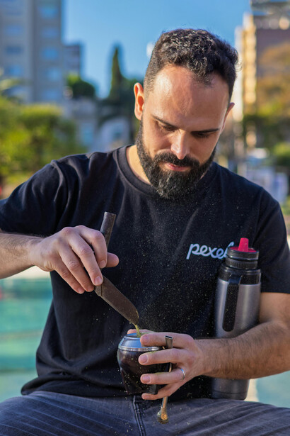 En la ronda de mate, el cebador dirige el ritmo del encuentro como un discreto maestro de ceremonia que sostiene la conversación y la amistad