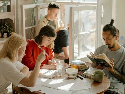 Des amis sont assis ensemble et discutent