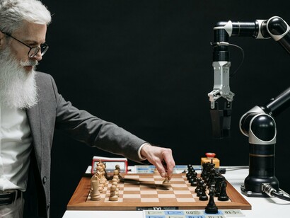 Também não se trata do trabalho de uma antiga e já ultrapassada assessoria de imprensa, que se limitava a disparar comunicados esperando publicações benevolentes. O foco ágil agora é entender os algoritmos e influenciar ativamente a base de conhecimento que alimenta essas novas tecnologias