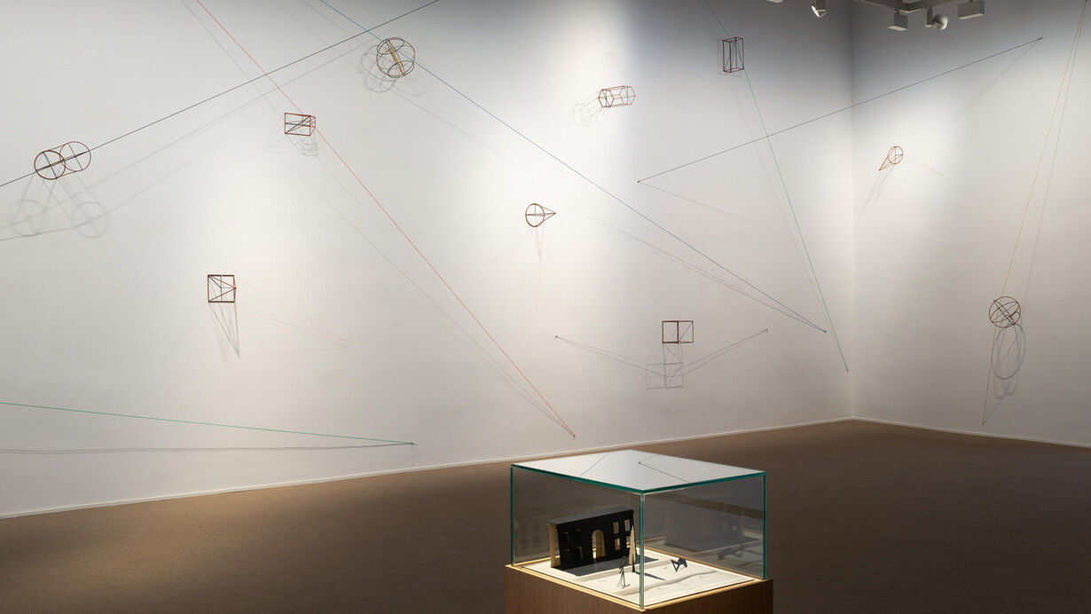 Carlos Garaicoa, La lección de geometría, vista de exhibición. Cortesía de la Galería Pelaires