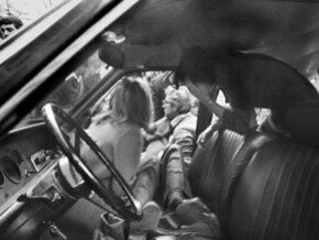 Fu proprio l’attuale capo dello Stato, Sergio Mattarella, a estrarlo morente dalla macchina, così come immortalato in questa storica foto di Letizia Battaglia