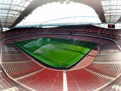 Stade Emirats à Londres. Le terain mesure 105 mètres de long par 68 de large, ce qui en fait le terrain le plus large de la Premier League