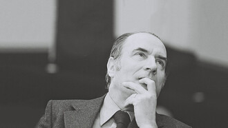 François Mitterrand, Premier secrétaire du Parti socialiste, lors d’un congrès au Palais des Congrès à Bruxelles, le 6 février 1976. Photo de Jean-Louis Debaize