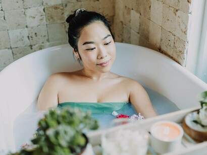 Eu sabia que eu precisava me curar, mas sabia que sozinha provavelmente seria muito difícil, então, eu procurei ajuda, eu me permiti encarar traumas do passado para que eu finalmente pudesse seguir em frente e prosperar. Algumas técnicas terapêuticas como a psicanálise e a constelação familiar me ajudaram a entender as origens de padrões milenares de dor e escassez que eu carregava comigo e, trazê-los para minha consciência e enfrentá-los de frente foi o que realmente me libertou para prosperar. Sem isso, provavelmente, por mais que eu quisesse, a minha vida estaria andando em círculos