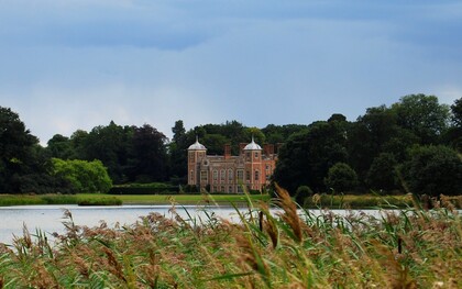 Blickling Hall e la tenuta vista dal lago, contea di Norfolk, UK