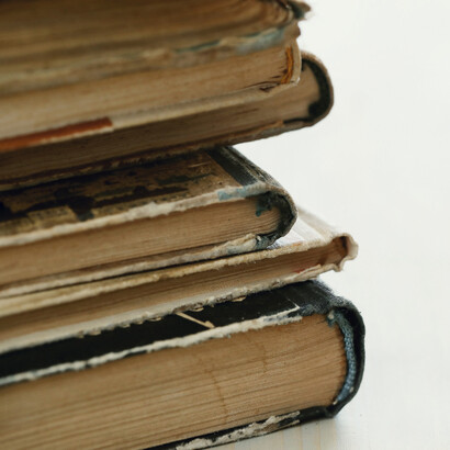 Platón y Aristóteles sentaron las bases del pensamiento filosófico, integrando perspectivas idealistas y realistas sobre la organización social y política