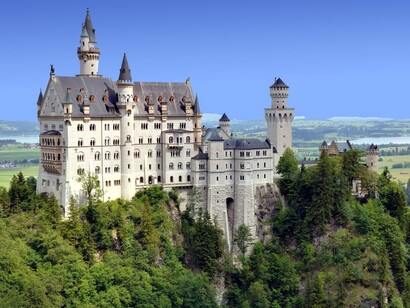 Neuschwanstein è il capolavoro di Ludwig II. Situato su una collina nei pressi di Füssen, è un'interpretazione romantica dell'ideale di un castello medievale. Con le sue torri e mura imponenti, Neuschwanstein è spesso considerato l'ispirazione per il castello della Bella Addormentata di Disneyland