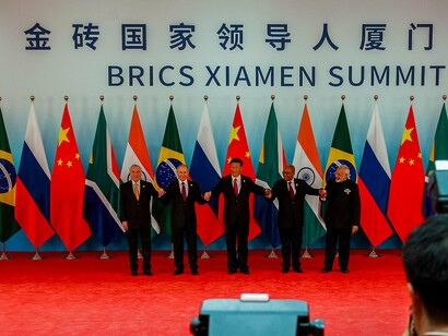 Foto oficial dos Chefes de Estado e de Governo da IX Cúpula do Brics, em Xiamen, China, 2017. Desde sua formação formal em 2009, o grupo se consolidou como um espaço de diálogo e colaboração em diversas áreas, buscando reformar a governança global e oferecer alternativas a instituições tradicionais como o FMI e o Banco Mundial